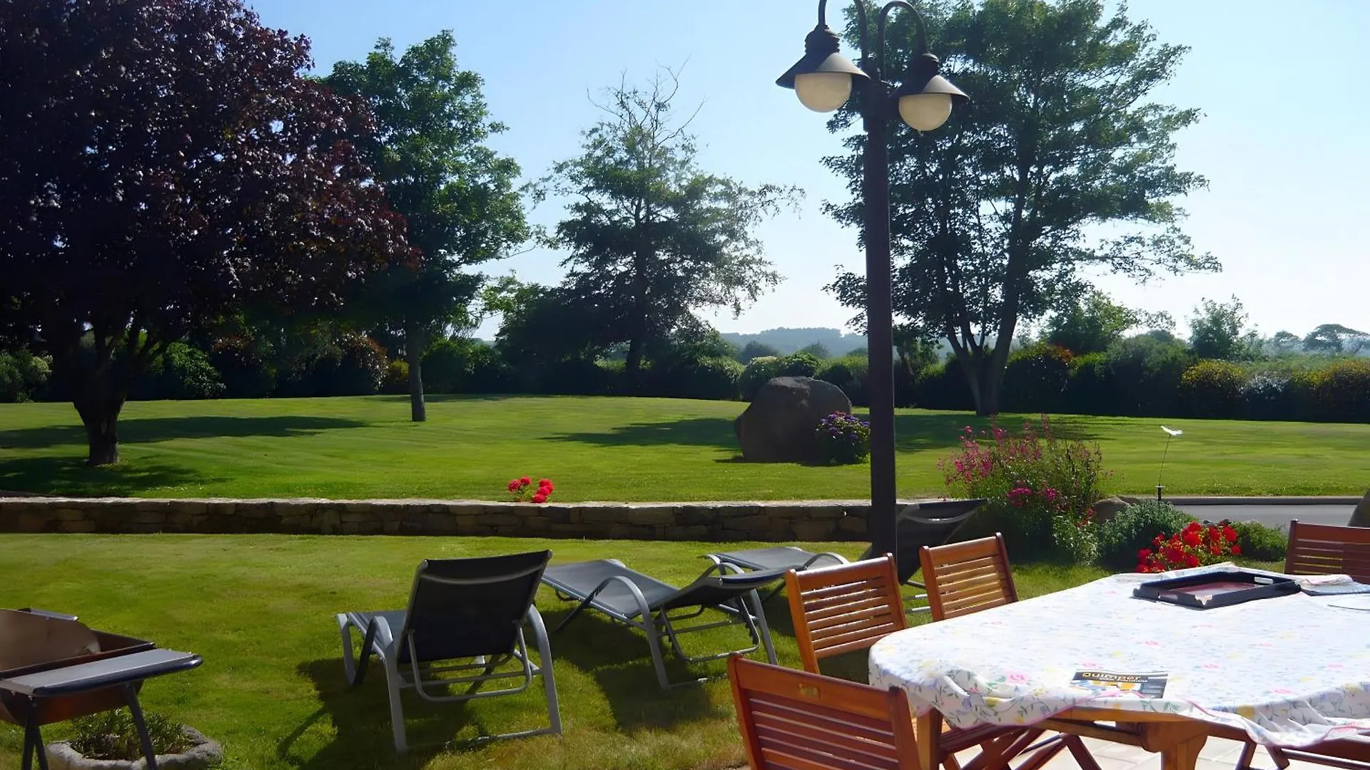 Maison Independante Sur Jardin Mahalon